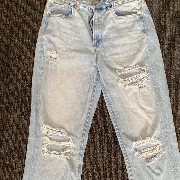 American Eagle Mom Jeans, Stretch size 8 light wash jean - Picture 1 of 3